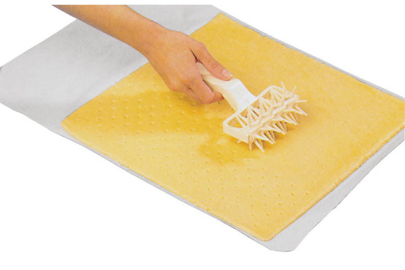 Rola perfora aluat, plastic, latime 60mm