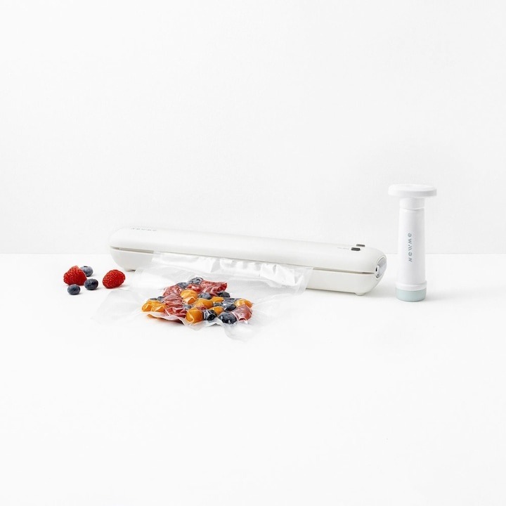 Aparat de vidat si sigilat alimente New Me, Vacuum Sealer, Include 5 pungi de vidare si un furtun de aspirare pentru vid extern, 37.4 x 6.6 x 5.6 cm, 100 W, Alb